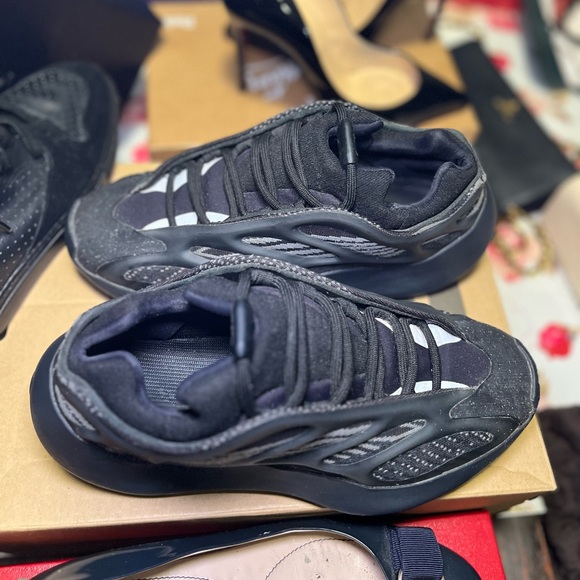 Authentic Yeezy 700 V3 in Glow in the Dark Black - Picture 2 of 3